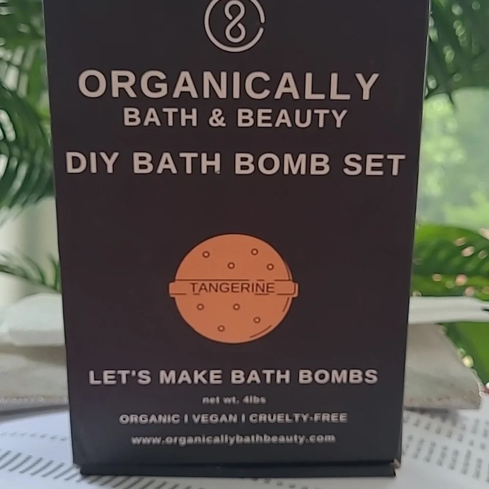 New in box! Organically Bath & Beauty DIY Tangerine Bath Bomb 5 piece gift set